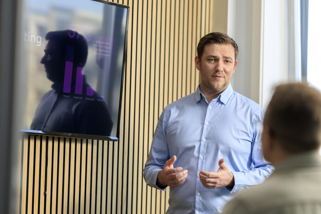 Book et AI-kurses: En professionel herre, der står og underviser i AI